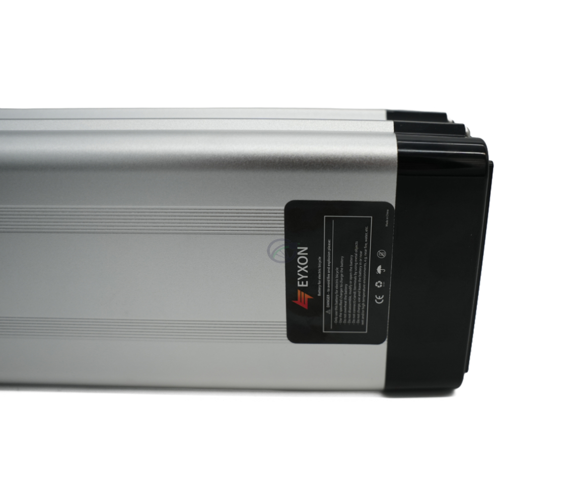 Primer plano de la etiqueta en la parte inferior de la Phylion XH370-12J Silverfish 37V 12Ah Compatible.