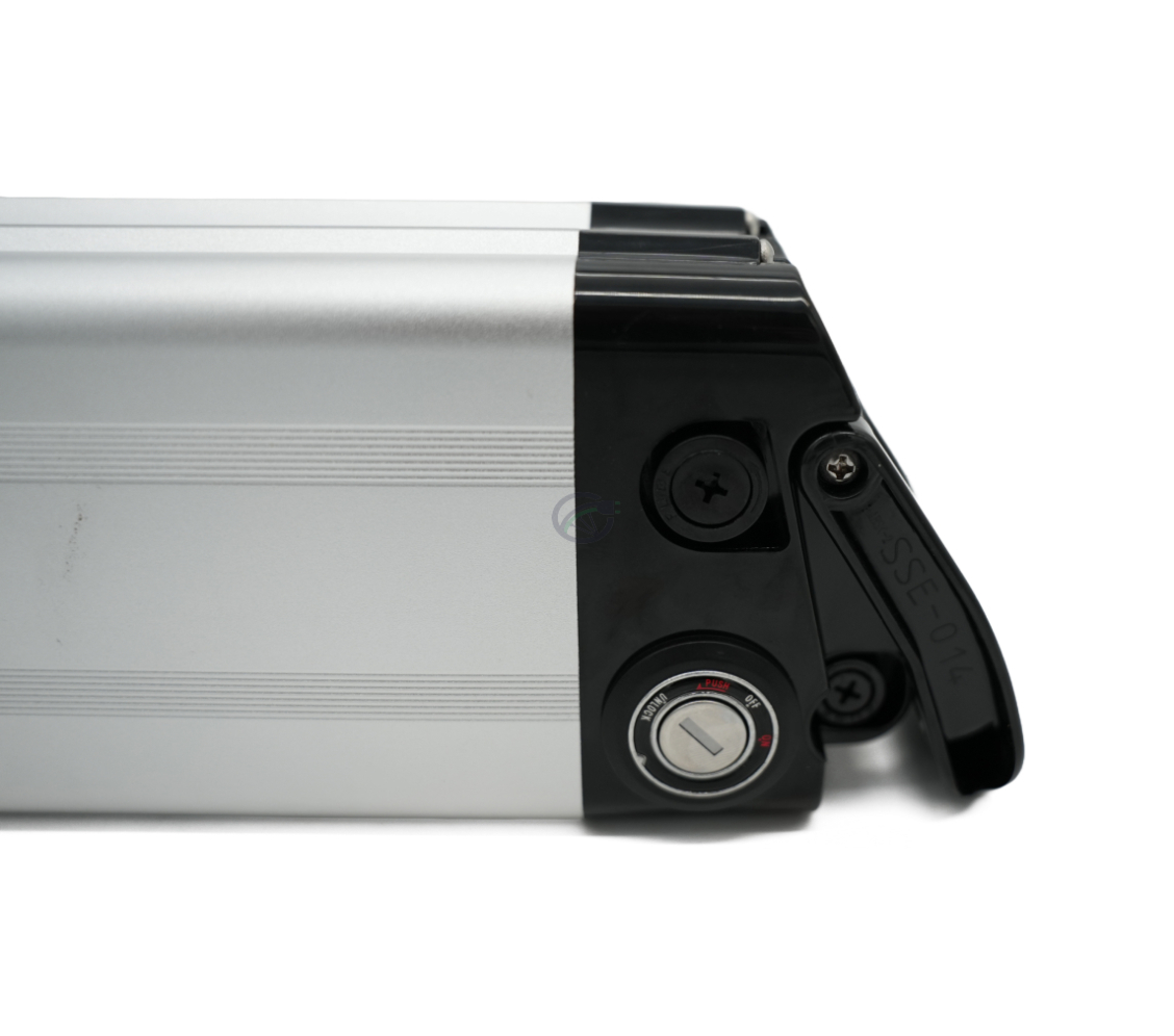 Primer plano del lado de la Phylion XH370-12J Silverfish 37V 12Ah Compatible donde la cerradura es claramente visible.
