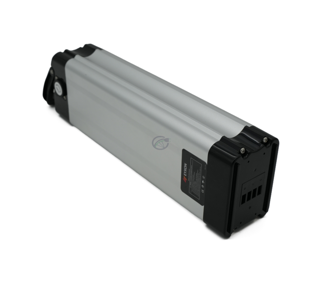 Vista en tres cuartos de la Phylion XH370-12J Silverfish 37V 12Ah Compatible donde la conexión de la bicicleta es visible, tomada desde arriba.