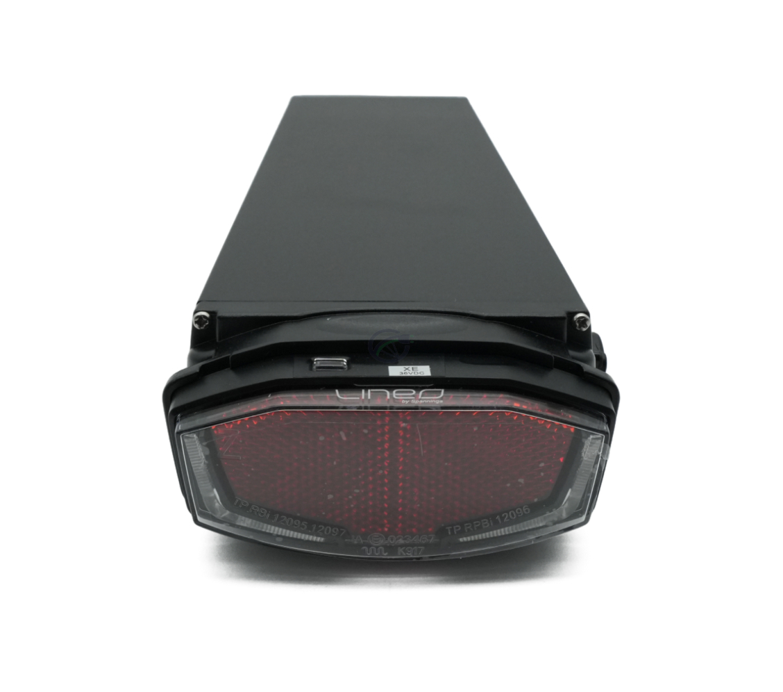 Vista trasera de la batería de bicicleta Promovec Carrier 6.2XL 36V 11Ah. La luz trasera de la batería es visible.