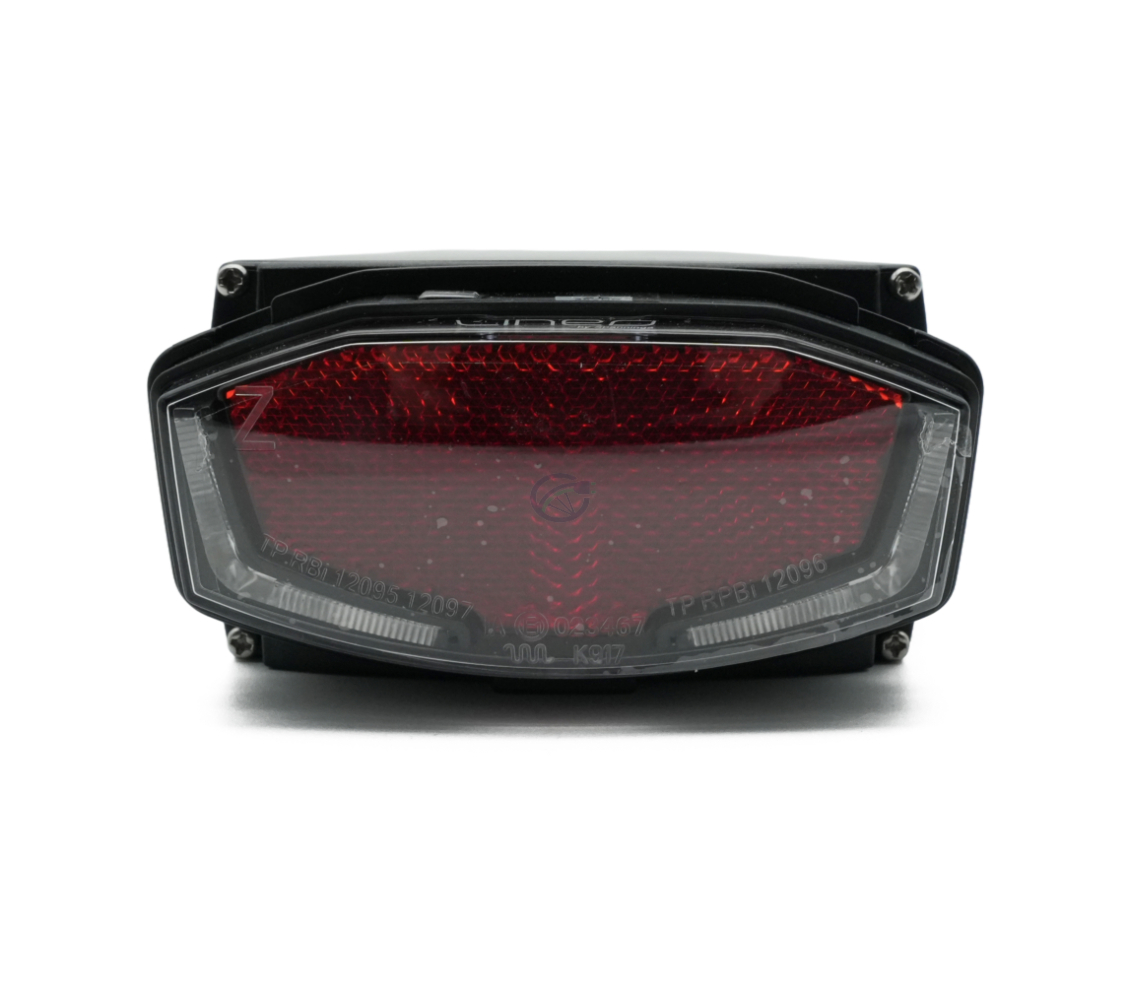 Foto en primer plano de la luz trasera de la batería de bicicleta Promovec Carrier 6.2XL 36V 11Ah.