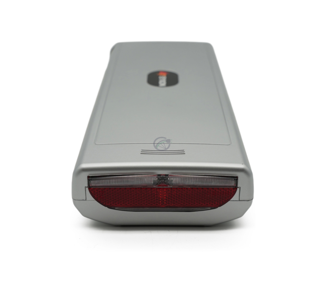 Vista trasera desde la luz trasera de la batería de bicicleta compatible Sparta E-500 36V 13Ah fabricada por EYXON desde un ángulo más alto.