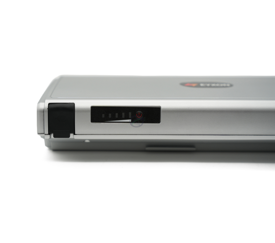 El indicador de batería y el puerto de carga de la batería de bicicleta compatible Sparta E-500 36V 13Ah fabricada por EYXON.