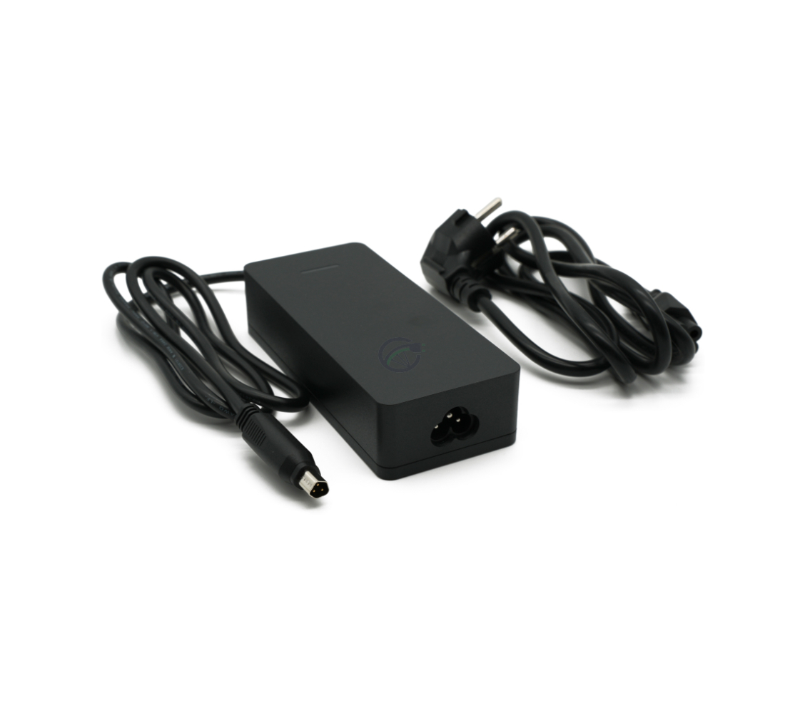 Vista de tres cuartos del cargador Sparta / Batavus E-Motion Smart donde el cable de alimentación es claramente visible.