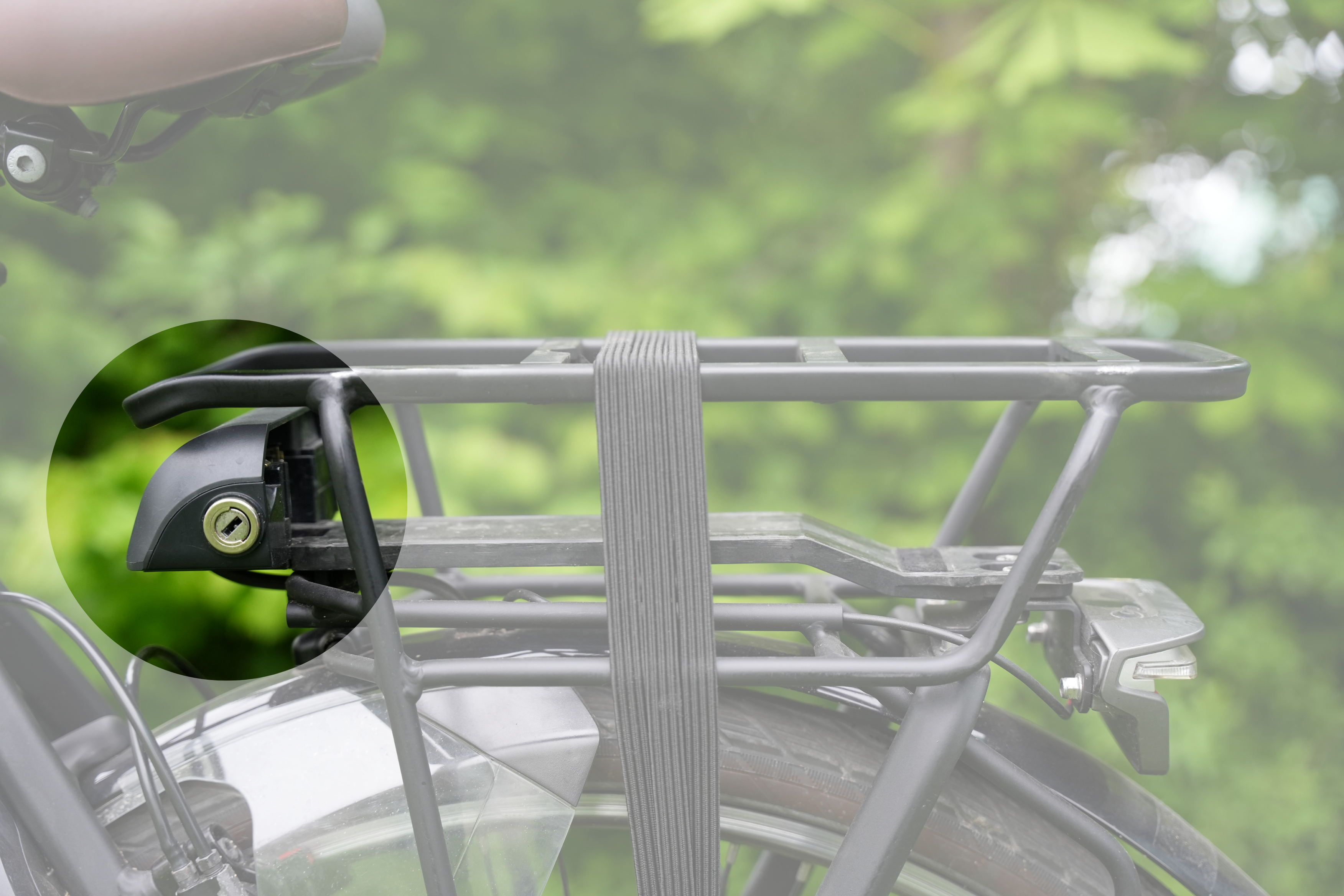 De connectorbox van een e-bike met een fietsaccu bagagedrager