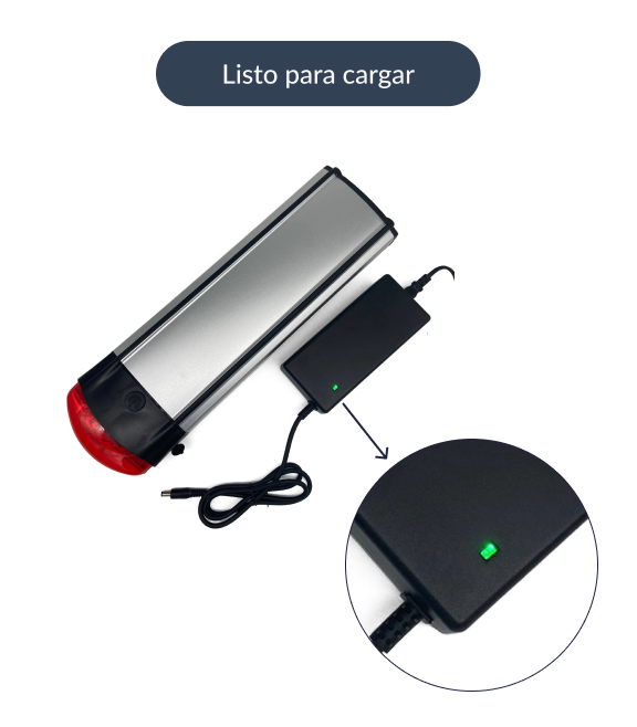 Esta imagen muestra una batería de bicicleta Stella con su cargador correspondiente, este cargador está listo para cargar la batería. La luz del cargador es verde.