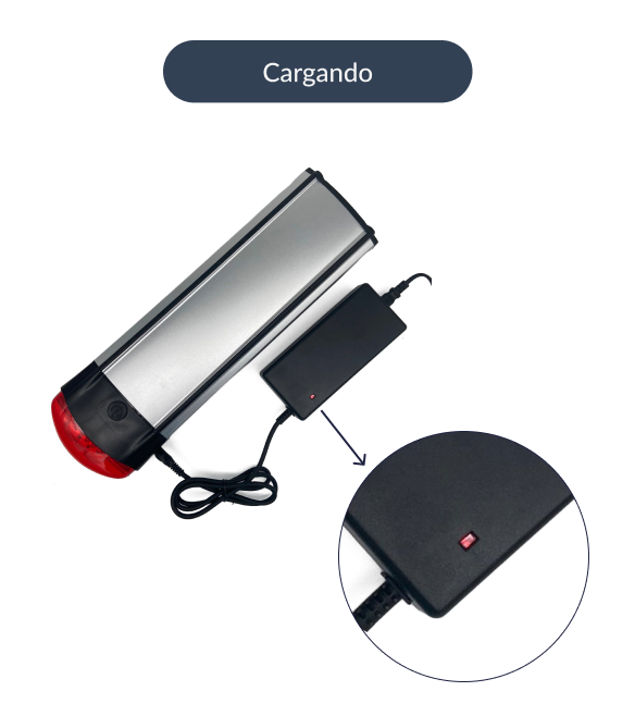 Esta imagen muestra una batería de bicicleta Stella con el cargador conectado. La batería se está cargando, la luz del cargador es roja.