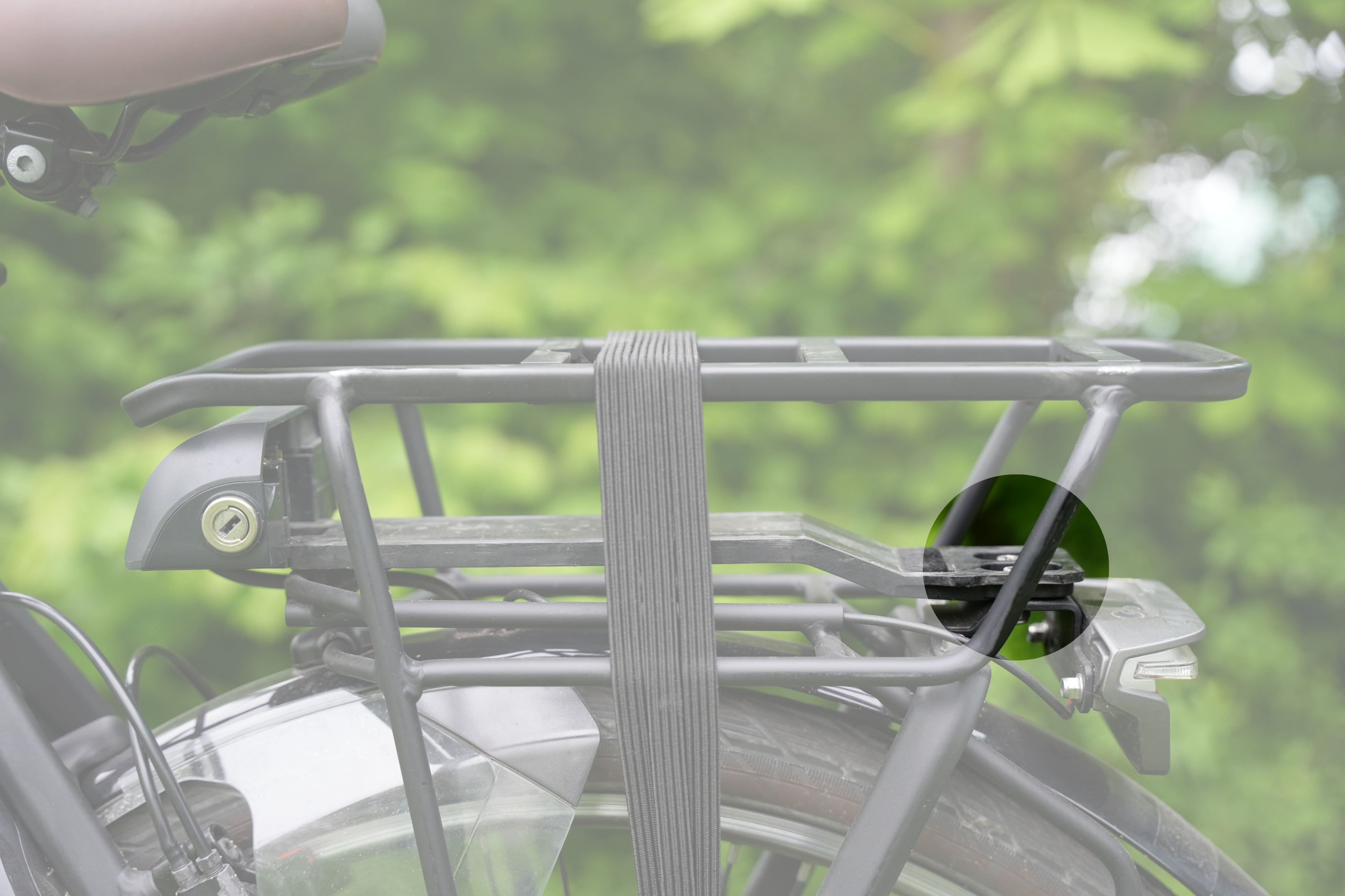 Schroeven die je los moet maken om de rail te kunnen verwijderen