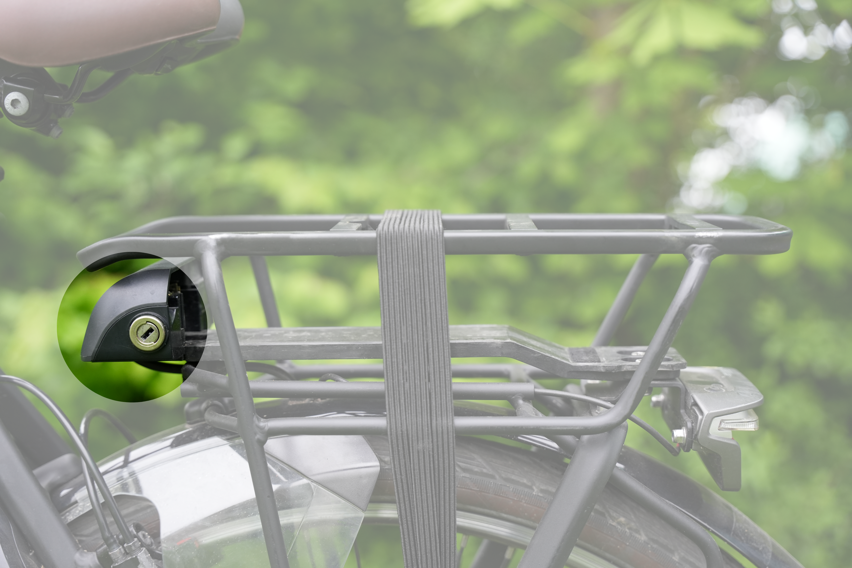 Haal de bescherming van de connectorbox omhoog