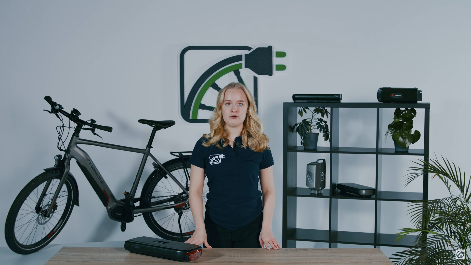 explica cómo evitar que el agua dañe la batería de una bicicleta.